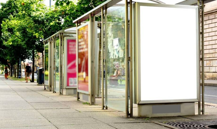 Praktyczne zastosowania banerów reklamowych używanych w różnych branżach