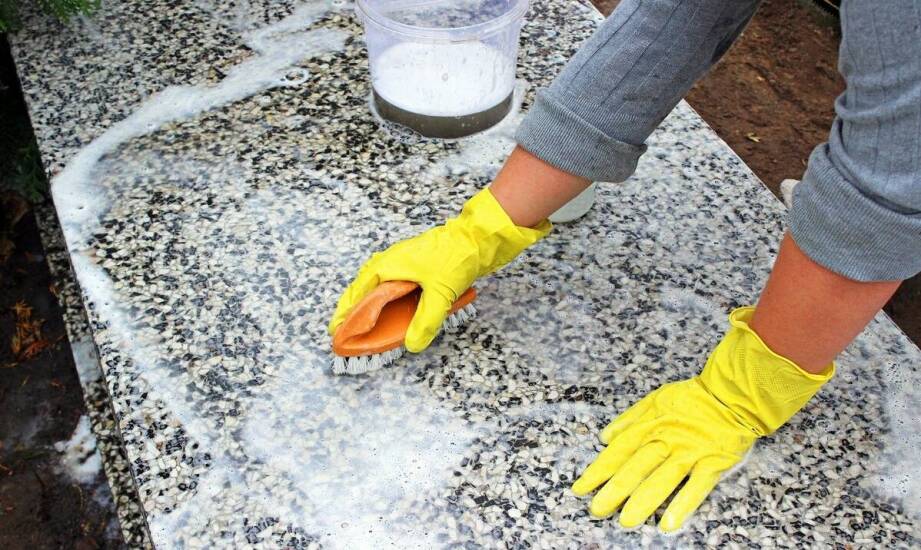 Różnice między sodowaniem a tradycyjnymi metodami czyszczenia kostki brukowej