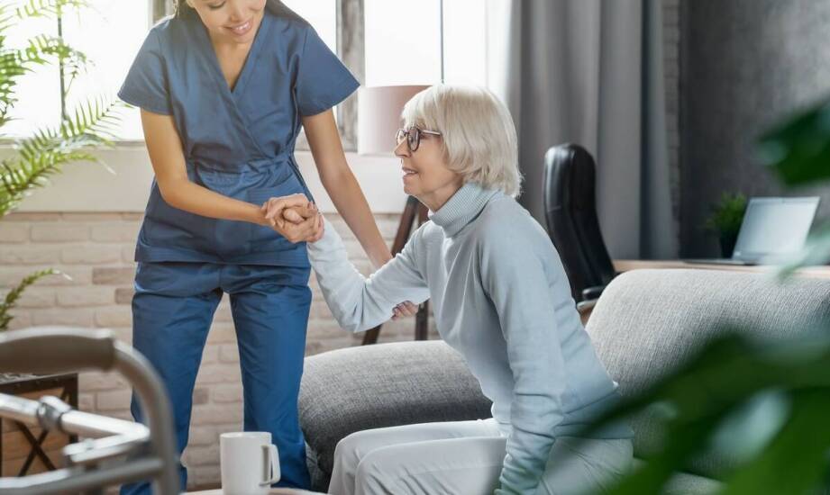 Jakie są obowiązki opiekunki dla starszych osób w domu?