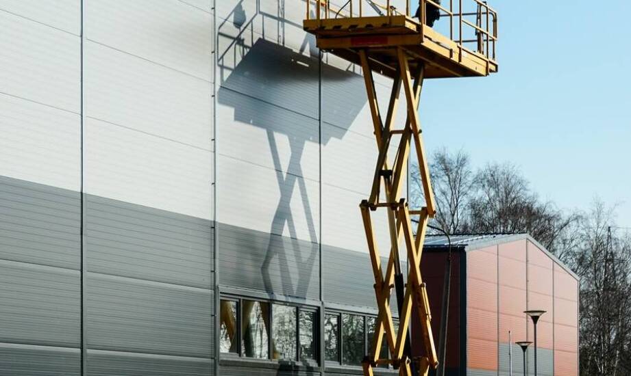 Zastosowanie podnośników nożycowych w serwisach – efektywne rozwiązania