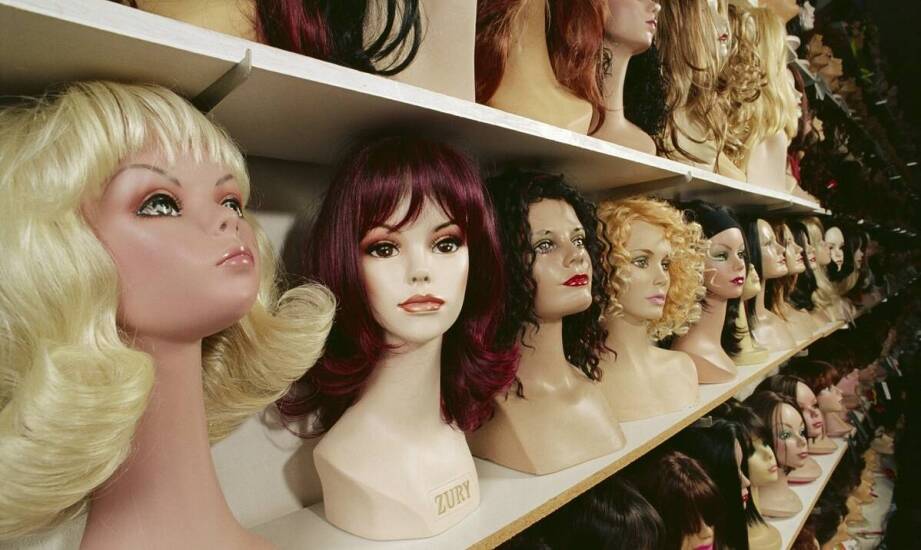 Jak dostosować perukę damską syntetyczną do różnych pór roku?