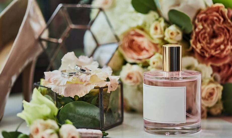 Jakie akcesoria perfumeryjne warto zamawiać online?