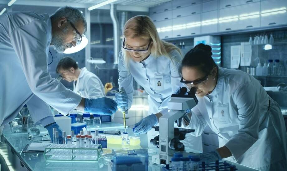 Proces wdrażania nowych zapachów przez producenta perfum rozlewanych