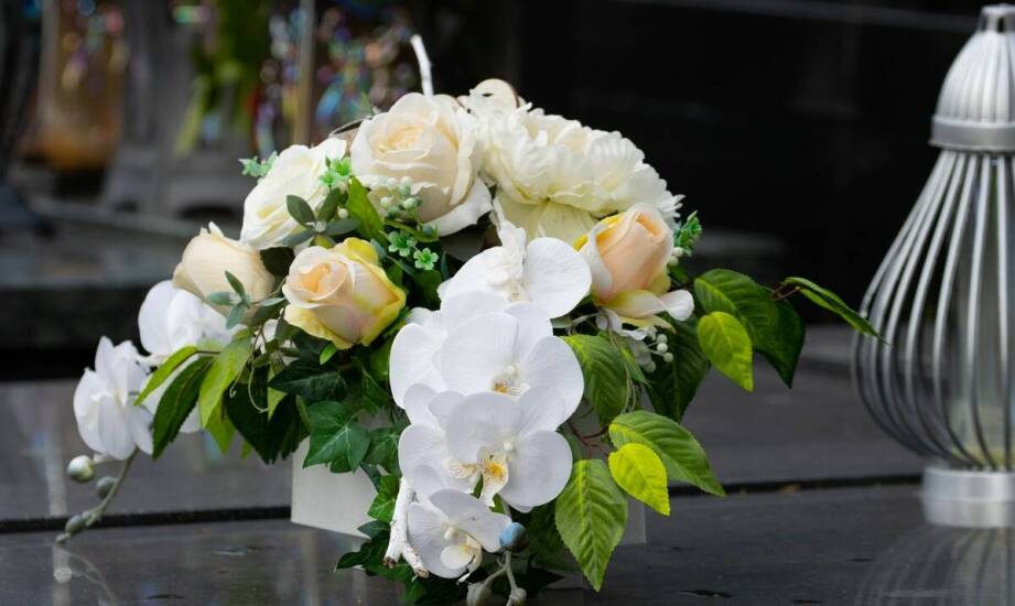 Jakie są różnice między wiązankami a wieńcami pogrzebowymi?