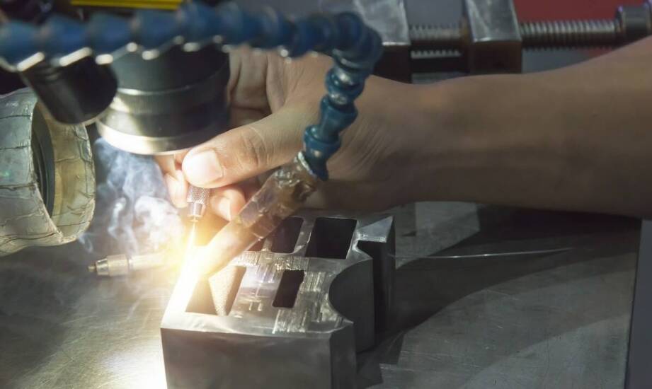 Jak przenośne oczyszczarki laserowe zwiększają efektywność w przemyśle motoryzacyjnym?