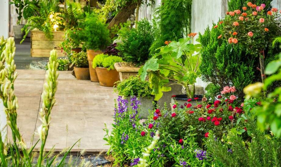 Rola metalowych fontann i rzeźb wodnych w aranżacji ogrodowej przestrzeni