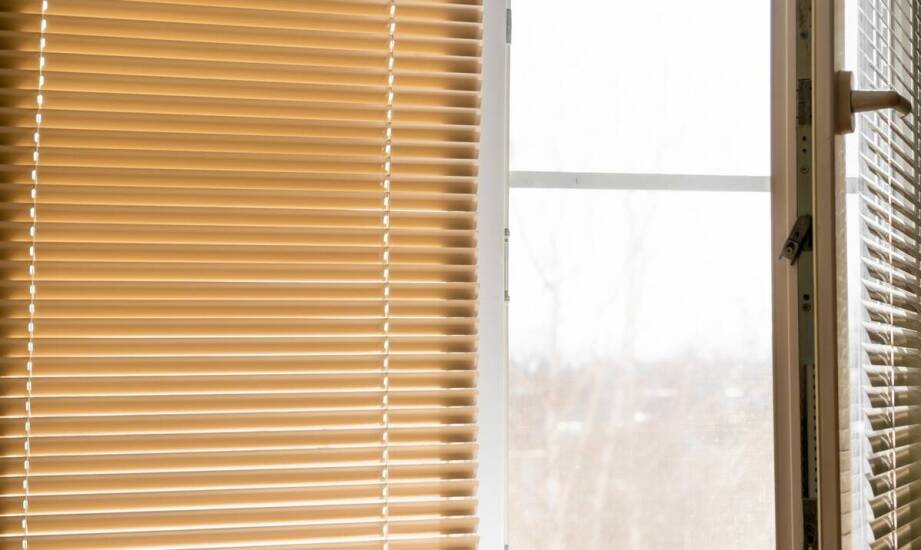 Jak żaluzje aluminiowe wewnętrzne mogą wpłynąć na efektywność energetyczną budynku?