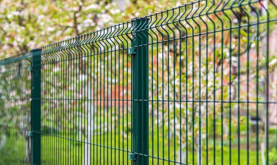 Jakie są różnice w zastosowaniu słupków z tworzywa sztucznego w różnych typach ogrodzeń?