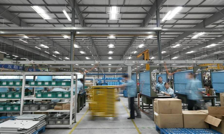 Rola suwnicy pomostowej podwieszanej w poprawie ergonomii pracy na stanowiskach produkcyjnych