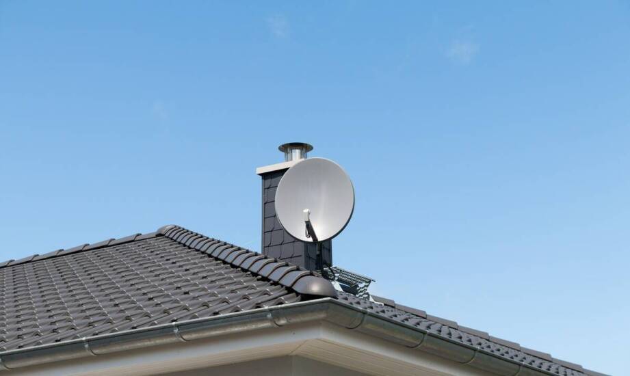 Jakie są kluczowe korzyści z montażu anten satelitarnych w domach jednorodzinnych?