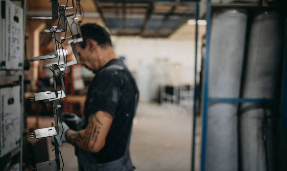 Jakie są kroki procesu odtłuszczania metalu przed galwanizacją?