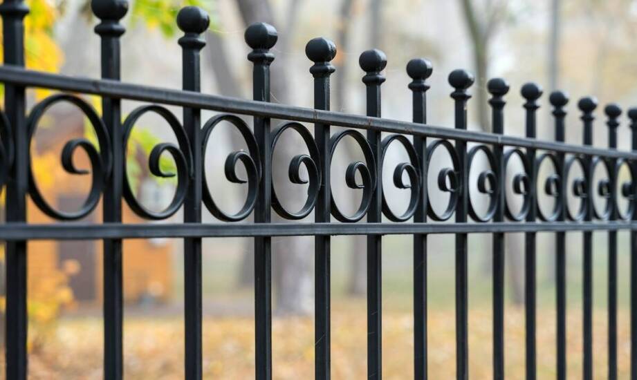 Panele ogrodzeniowe a ochrona przed warunkami atmosferycznymi – co warto wiedzieć?