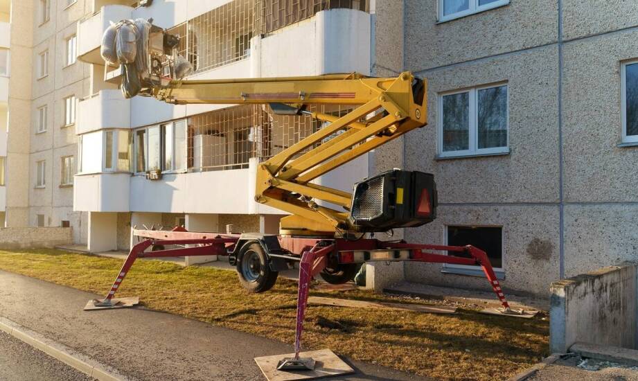 Jakie są ograniczenia techniczne przy wnoszeniu sprzętu przez okno?