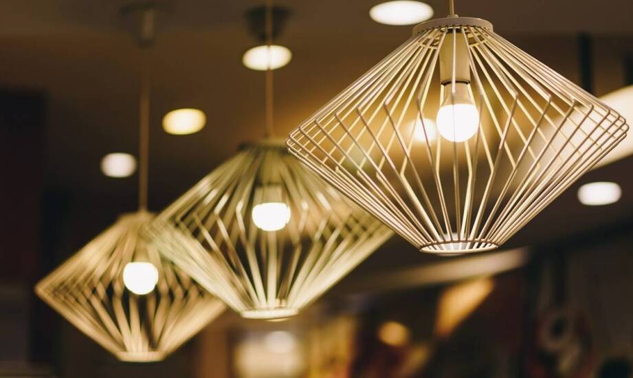 Jakie innowacyjne rozwiązania oferują producenci abażurów na zamówienie?