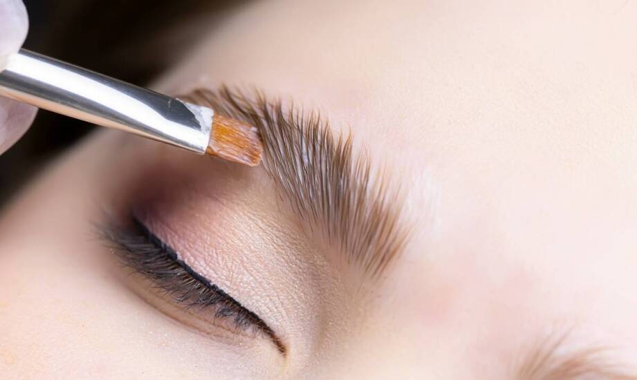 Jak stylizacja brwi może wpłynąć na wygląd twarzy?