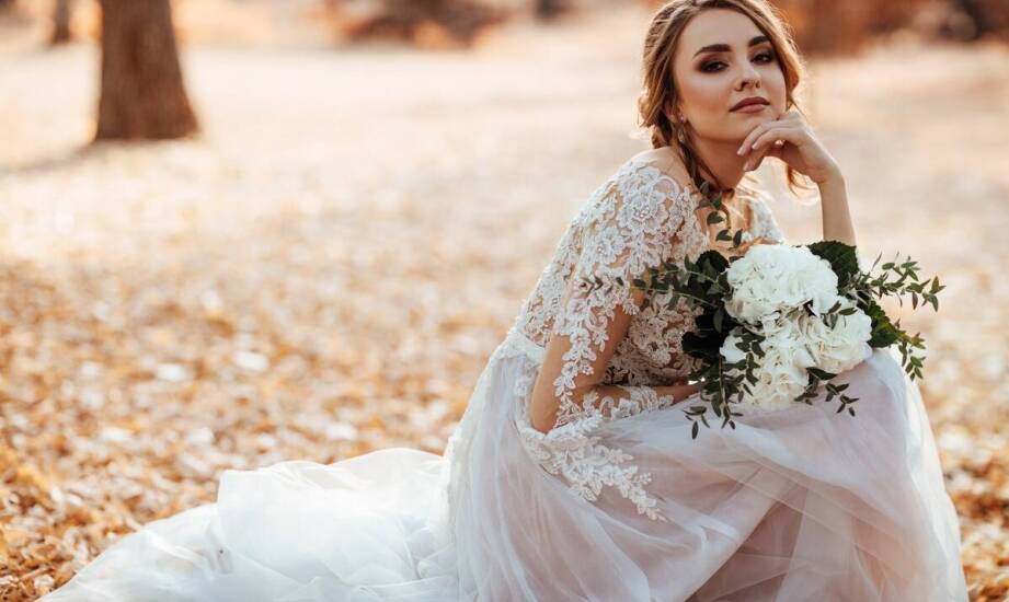 Suknie ślubne dla puszystych: jakie detale dodają elegancji?