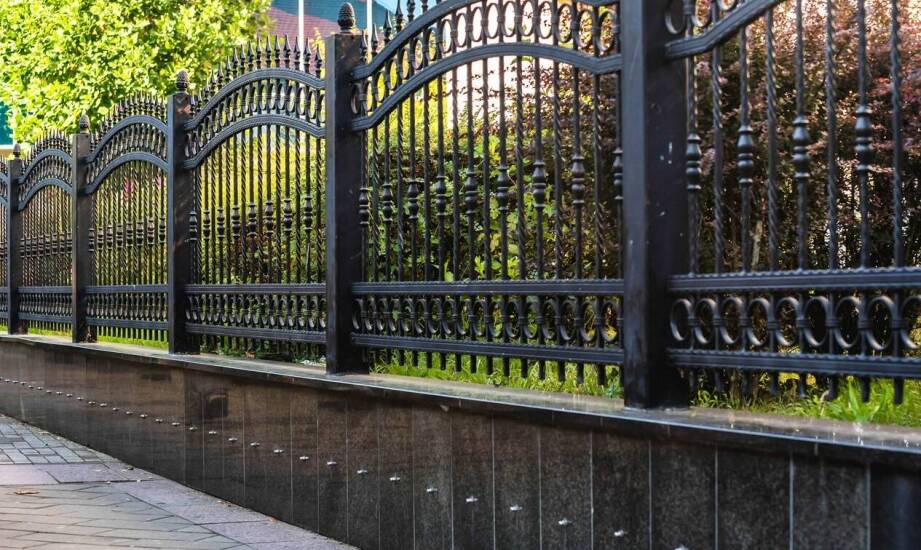 Ogrodzenia ażurowe – idealne rozwiązanie dla przestrzeni publicznych