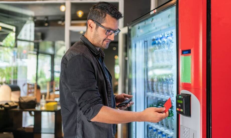 Automaty sprzedające w obiektach sportowych: jakie opcje oferują?