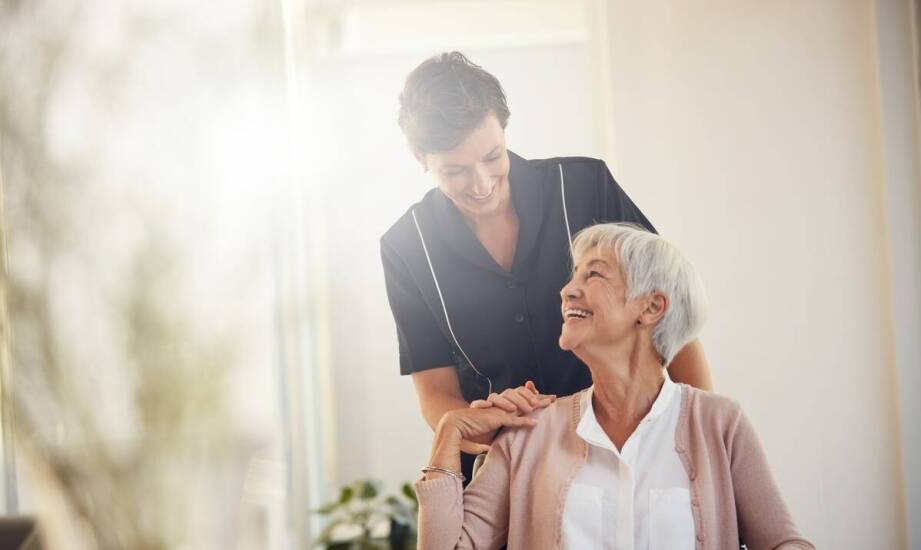 Krótkoterminowe pobyty w domu opieki: jak mogą pomóc seniorom i ich rodzinom?