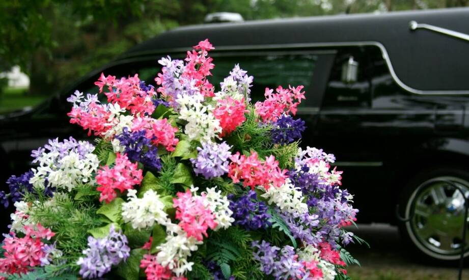 Jak tłumaczenie dokumentów wpływa na proces międzynarodowego transportu zwłok?