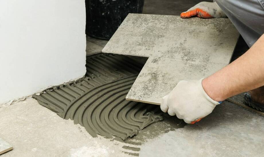 Znaczenie odpowiedniego sprzętu w procesie układania płytek przemysłowych