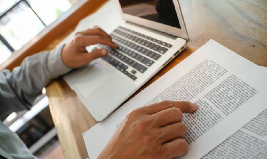 Różnice między tłumaczeniem zwykłym a przysięgłym – co warto wiedzieć?