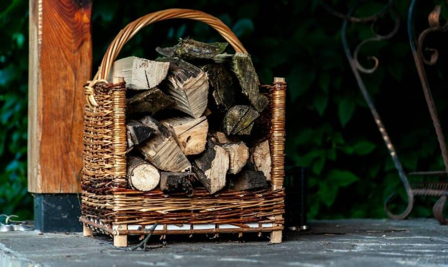 Przewaga drewna kominkowego brzoza nad innymi rodzajami drewna opałowego