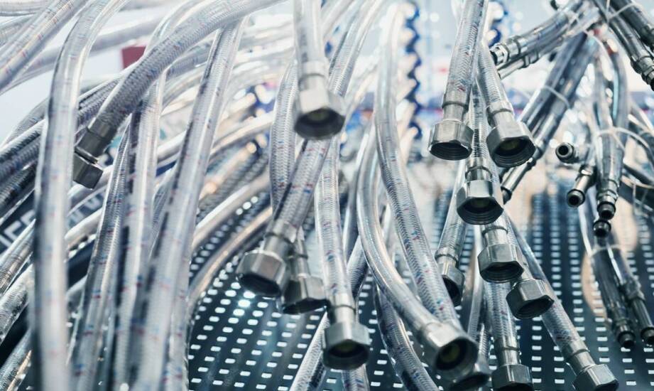 Jakie są zalety współpracy z producentem wyspecjalizowanym w wężach hydraulicznych wysokociśnieniowych?