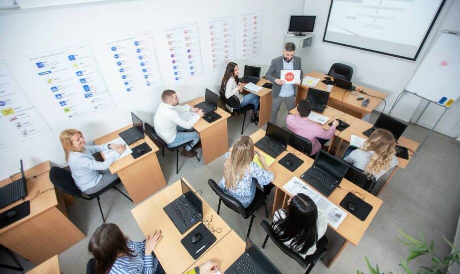 Przyszłość szkolnych informacji: od tradycyjnych tablic do interaktywnych monitorów