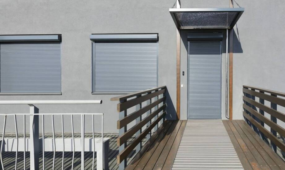 Jak montaż rolet zewnętrznych może wpłynąć na bezpieczeństwo domu?