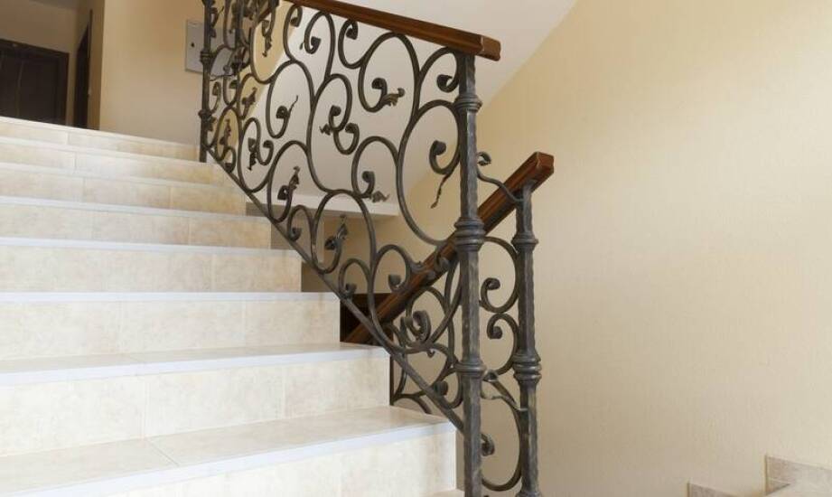 Jak schody wewnętrzne wpływają na funkcjonalność przestrzeni w domu?