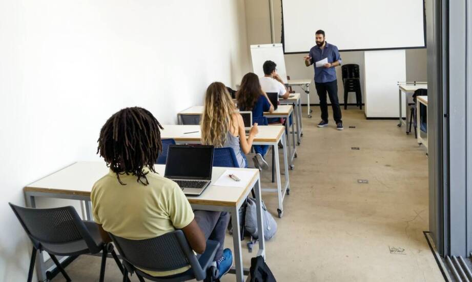 Jak wybrać energooszczędne monitory instalacyjne do szkoły?