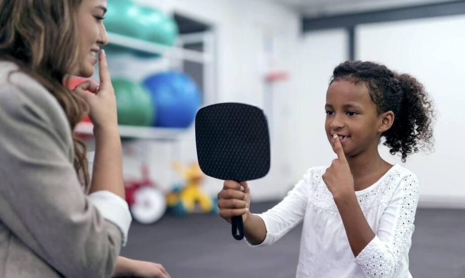 Jak fizjoterapeuta wspiera rozwój mowy u dzieci z dyslaliami?