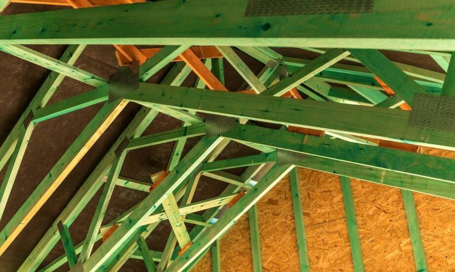 Dlaczego warto zainwestować w więźby dachowe przy projektach komercyjnych?