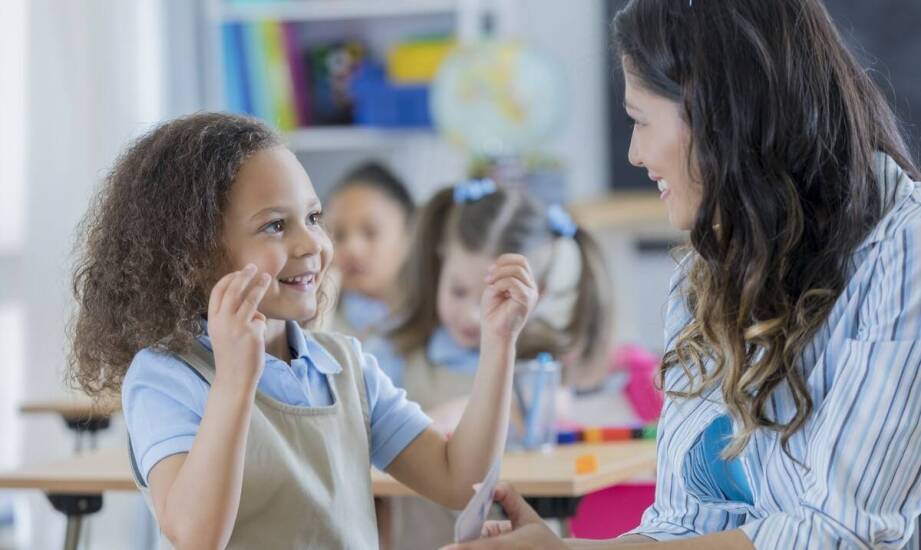 Dlaczego warto wybrać angielski w Anglii dla szybkiego postępu językowego?