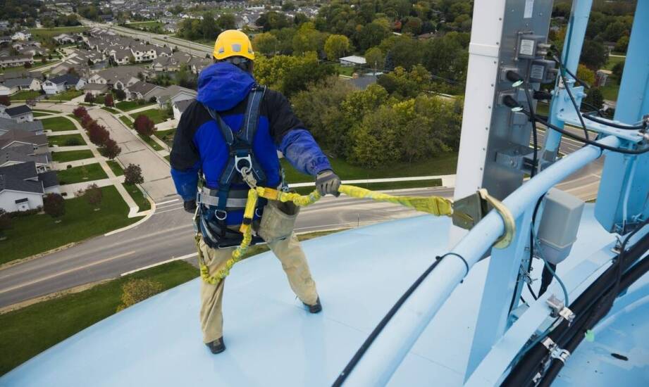 Przegląd drabin i podestów roboczych: kluczowe aspekty bezpieczeństwa