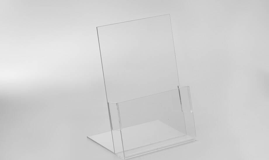 Rola wyrobów z pleksi w nowoczesnym designie stoisk targowych