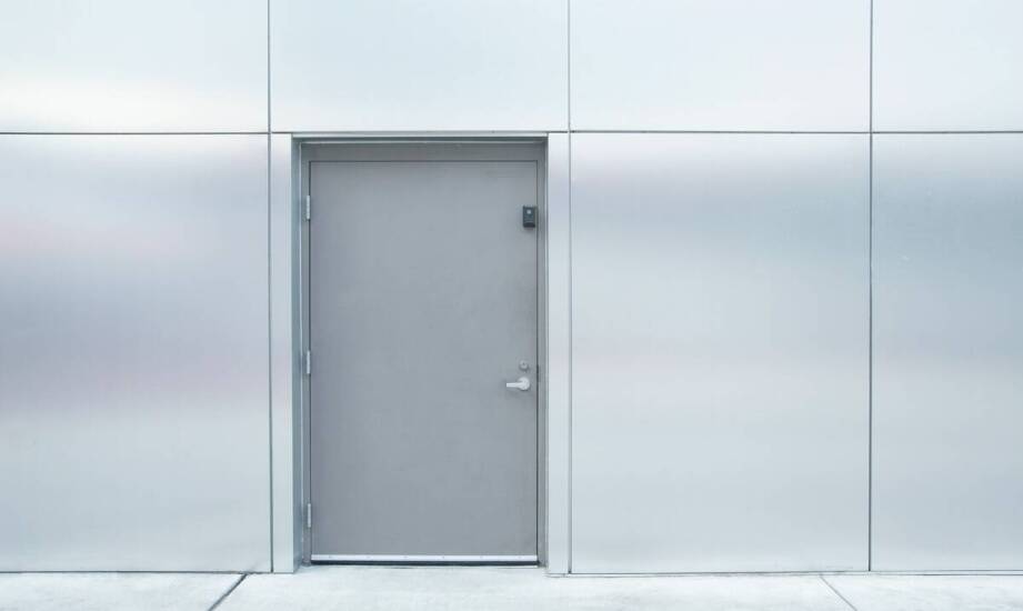 Bezpieczeństwo i montaż drzwi – co warto wiedzieć?