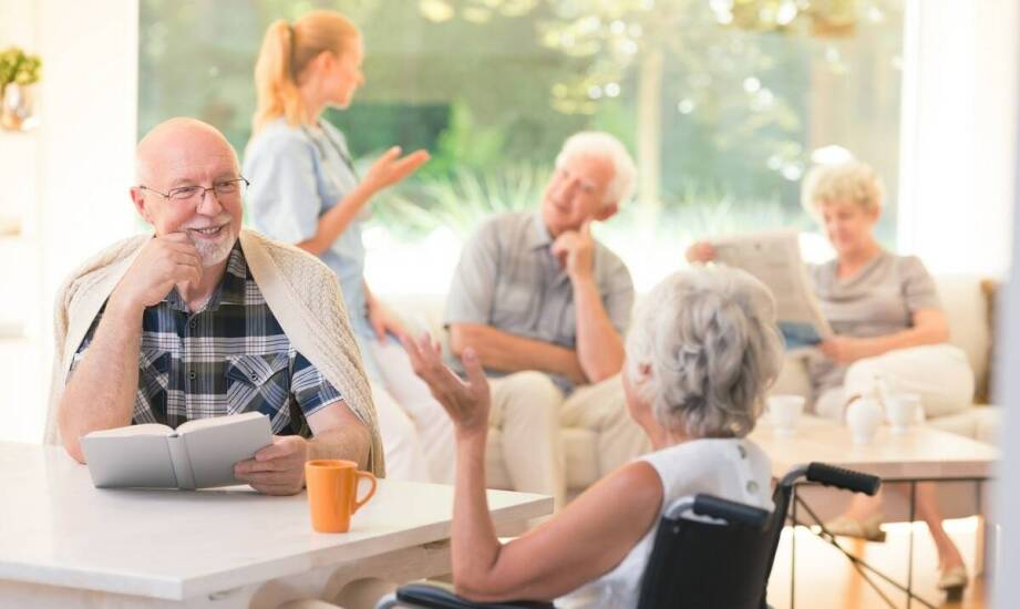 Jak opieka długoterminowa wspiera seniorów z chorobami przewlekłymi?