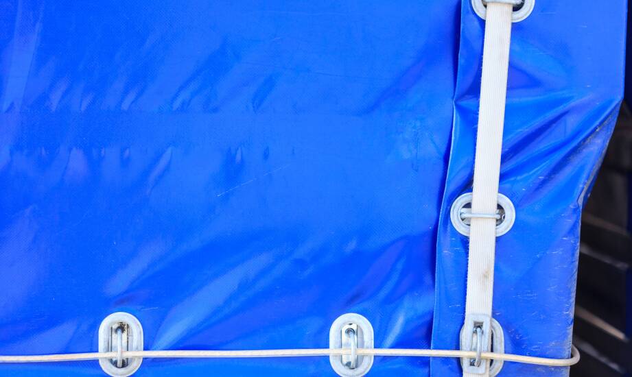 Jakie są korzyści ekonomiczne z wyboru plandek na wymiar dla floty transportowej?