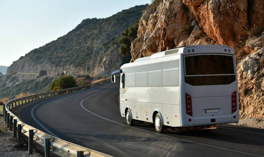 Jak wynajem busa wpływa na elastyczność podróży między Polską a Holandią?