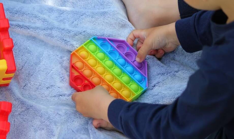 Jakie zabawki dla niemowląt wspierają rozwój sensoryczny?