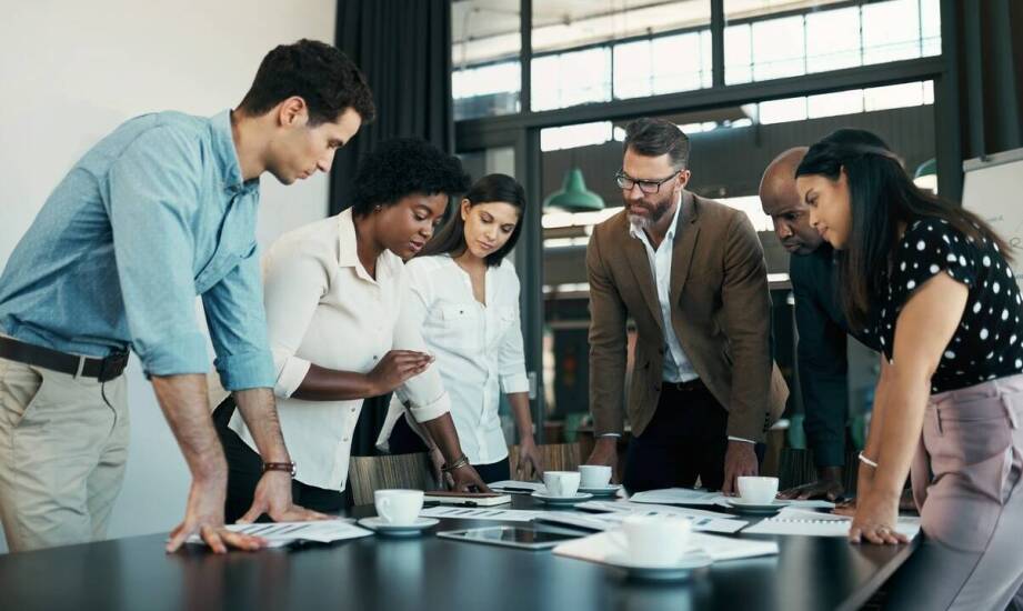 Kluczowe korzyści dla firm z inwestowania w szkolenia na certyfikat kompetencji zawodowych