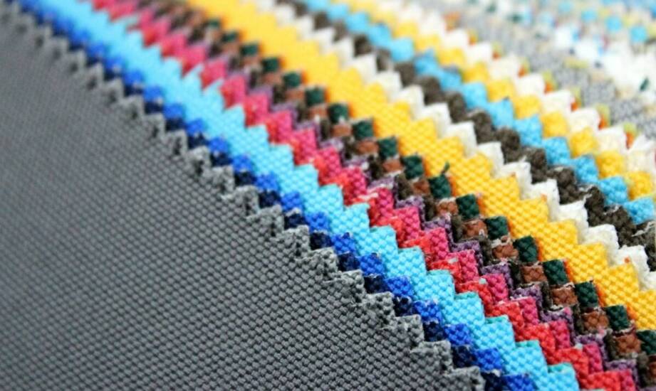 Jakie materiały są używane do szycia plandek na namioty?