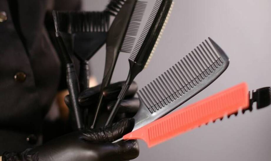 Wybór szczotek i grzebieni: kluczowe akcesoria dla fryzjerów