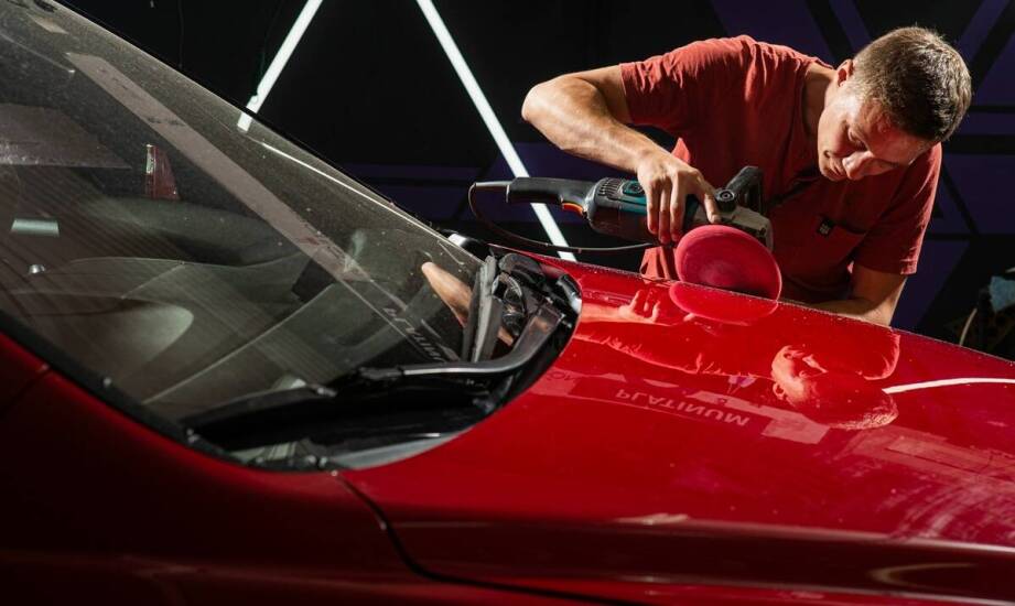 Co obejmuje pełne polerowanie samochodu w kontekście usuwania zarysowań i defektów lakieru?