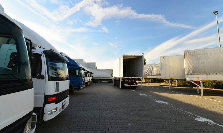 Jak firma dostawcza radzi sobie z wyzwaniami transportu materiałów wrażliwych na temperaturę?