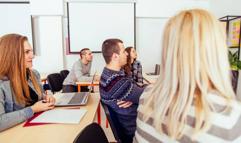 Jakie kierunki studiów podyplomowych online są najczęściej wybierane przez nauczycieli?