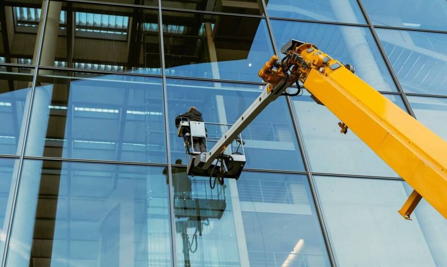 Mycie okien na wysokościach – jak zapewniamy bezpieczeństwo pracy?