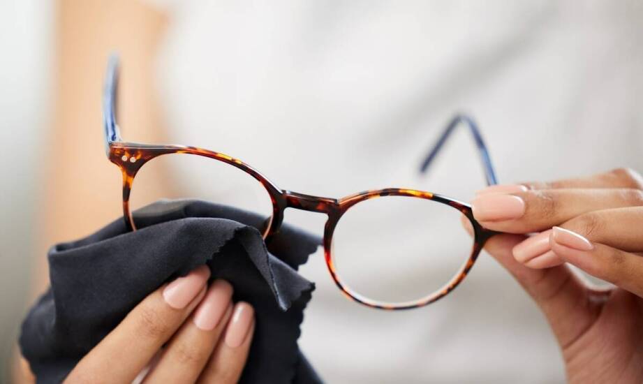 Jakie akcesoria do okularów warto wybrać w salonie optycznym?